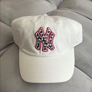 “New York Yankees: patriotic baseball cap”